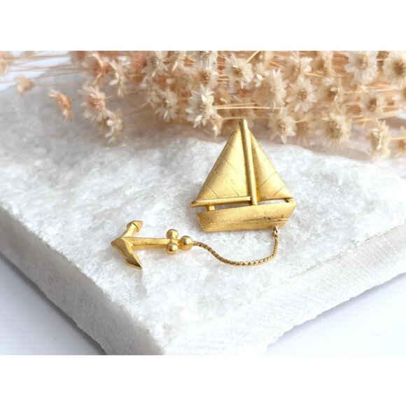 Matte Textured Sailboat & Anchor Gold Toned Vintage Costume Jewelry Brooch - Picture 8 of 9